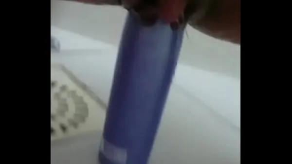 Se Stuffing the shampoo into the pussy and the growing clitoris beste filmer