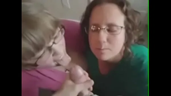 Titta på Two amateur blowjob chicks receive cum on their face and glasses populäraste filmer