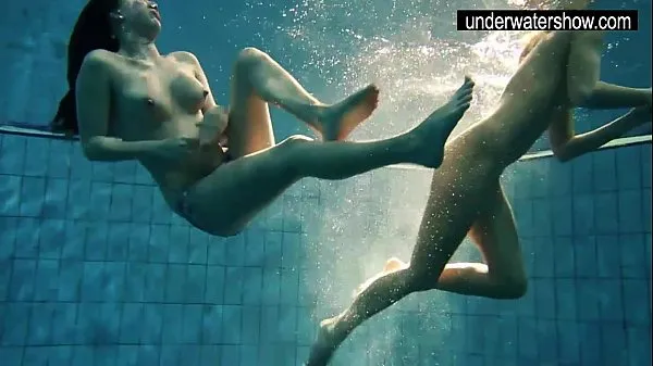 Two sexy amateurs showing their bodies off under water शीर्ष फ़िल्में देखें
