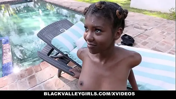 Посмотрите BlackValleyGirls - горячая чернокожая тинка (Daizy Cooper) трахается с тренером по плаваниюлучшие фильмы