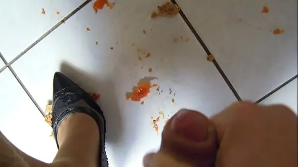 Sehen Sie sich Amateur Crossdresser Sperma in der Küche beim Zubereiten von SpeisenTop-Filme an