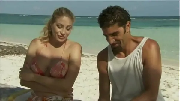 شاهد Italian pornstar Vittoria Risi screwed by two sailors on the beach أفضل الأفلام