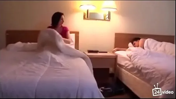 Step sister seduces her to play with her인기 영화 보기