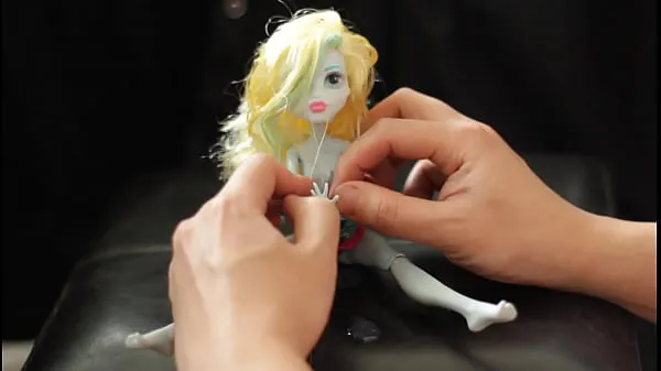 Tonton BEAUTIFUL Lagoona doll (Monster High) gets DRENCHED in CUM 19 TIMES Filem teratas