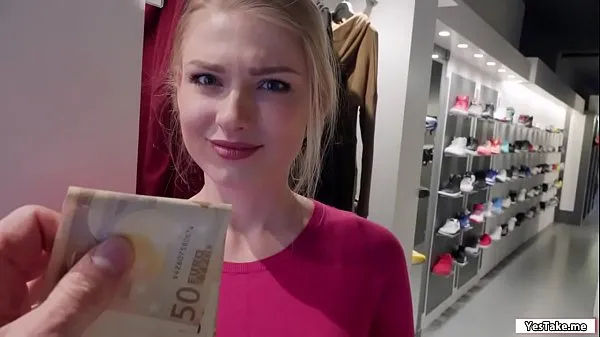 Oglądaj Russian sales attendant sucks dick in the fitting room for a grand najlepsze filmy