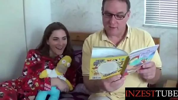 Katso step Daddy Reads Daughter a Bedtime Story suosituinta elokuvaa