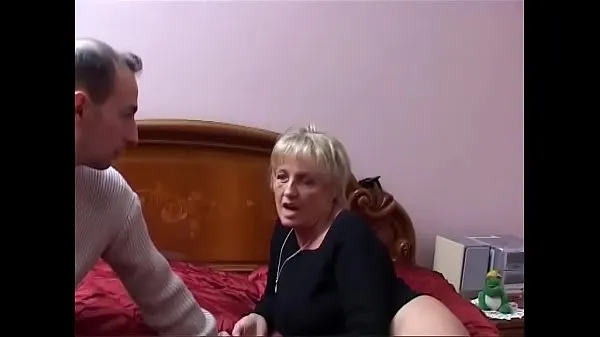 Tonton Two mature Italian sluts share the young nephew's cock Filem teratas