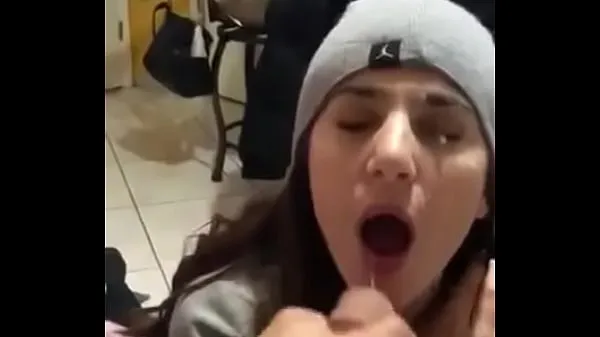 Se she sucks it off and they cum on her face beste filmer