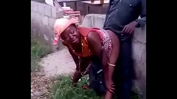 Bekijk African woman fucks her man in public topfilms