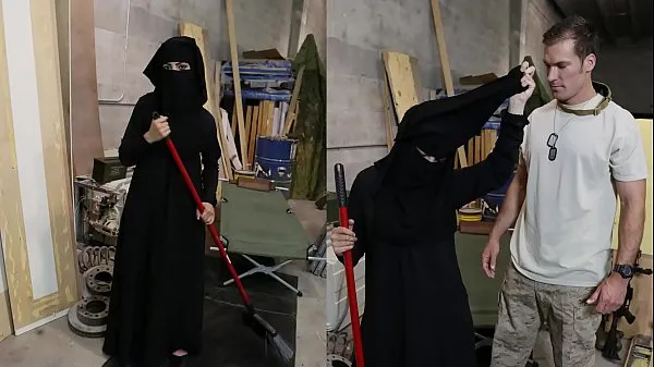 Tonton TOUR OF BOOTY - Muslim Woman Sweeping Floor Gets Noticed By Horny American Soldier Film terpopuler