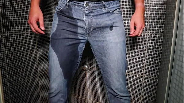 Bekijk Guy pee inside his jeans and cumshot on end topfilms