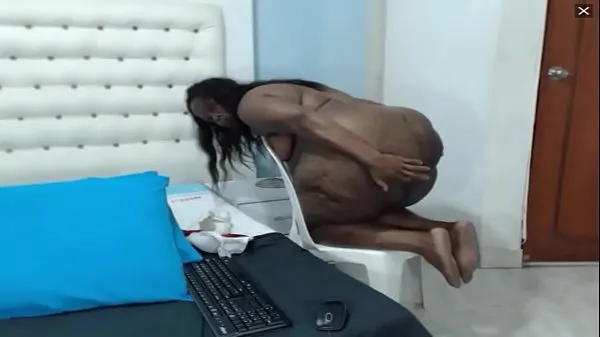 Slutty Colombian webcam hoe munches on her own panties during pee show인기 영화 보기
