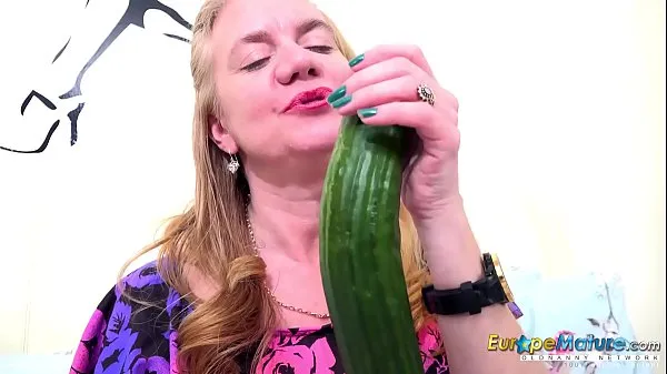 Oglejte si EuropeMaturE One Mature Her Cucumber and Her Toy najboljše filme