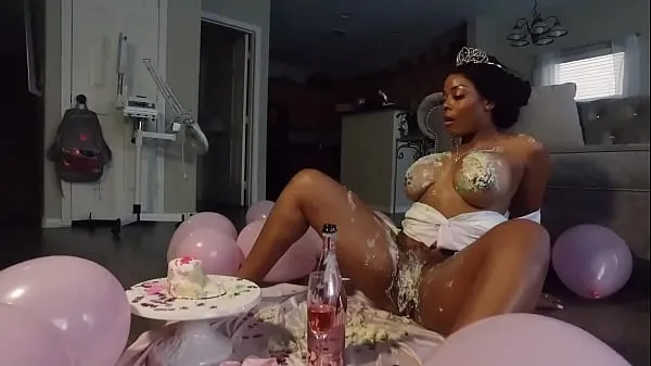 Se Ebony model enjoys birthday cake topfilm