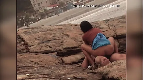 Tonton Busted video shows man fucking mulatto girl on urbanized beach of Brazil Filem teratas