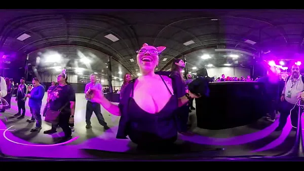 Se VR video of amateur booby jiggles at EXXXotica NJ 2019 topfilm