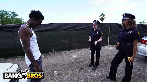 Παρακολουθήστε BANGBROS - Lucky Suspect Gets Tangled Up With Some Super Sexy Female Cops κορυφαίες ταινίες