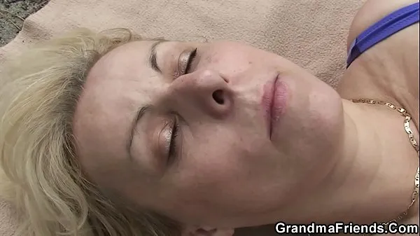 Bekijk Blonde granny double penetration on the beach topfilms