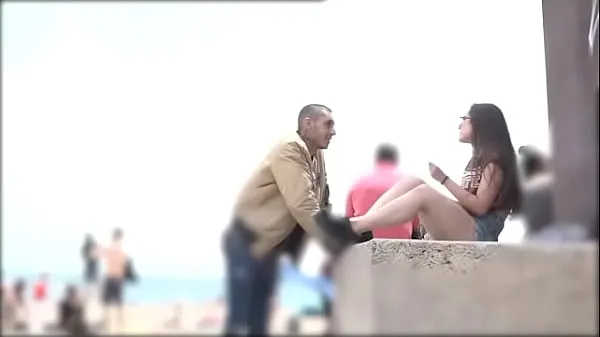 شاهد He proves he can pick any girl at the Barcelona beach أفضل الأفلام