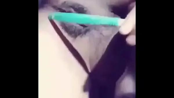 Tonton Teen Masturbation using tooth brush Filem teratas
