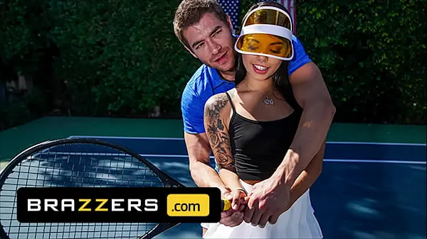 Mira Xander Corvus) Massages (Gina Valentinas) Foot To Ease Her Pain They End Up Fucking - Brazzers las mejores películas