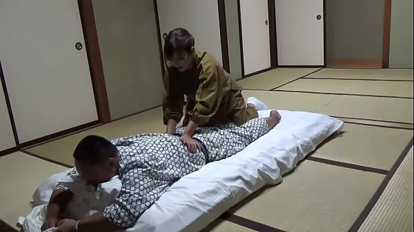Tonton Seducing a Waitress Who Came to Lay Out a Futon at a Hot Spring Inn and Had Sex With Her! The Whole Thing Was Secretly Caught on Camera in the Room Film terpopuler