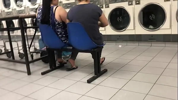شاهد 2 HIspanic Ladies In Flannel Skirts Candid SHOEplay In Laundromat Pt.1 أفضل الأفلام