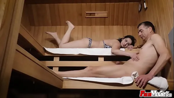 Tonton EU milf sucking dick in the sauna Film terpopuler