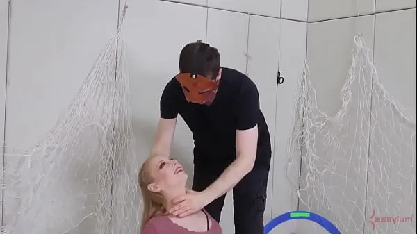 Oglądaj Blonde submissive Delirious Hunter getting dominated and throat fucked by her master najlepsze filmy