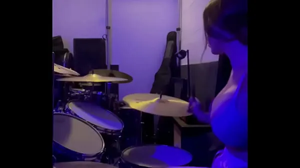 Felicity feline drumming boobies bouncing spectacular인기 영화 보기