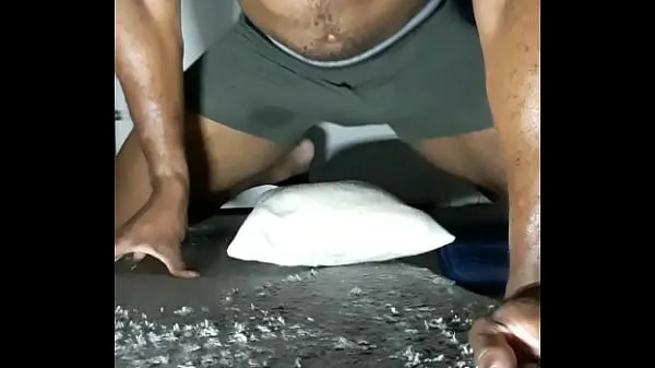 Bekijk Muscular Male Humping Pillow Desperate To Fuck topfilms