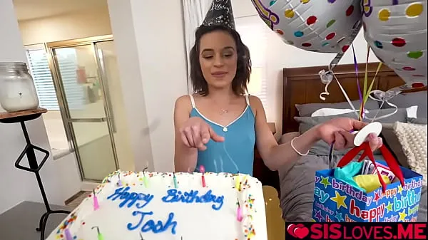 شاهد Joshua Lewis celebrates birthday with Aria Valencia's delicious pussy أفضل الأفلام
