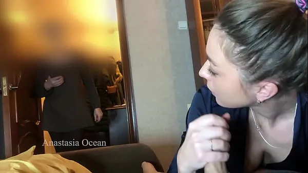 Titta på My stepmom catched me giving a blowjob to my boyfriend. We were talking and she watched how I suck and he cum on my face populäraste filmer
