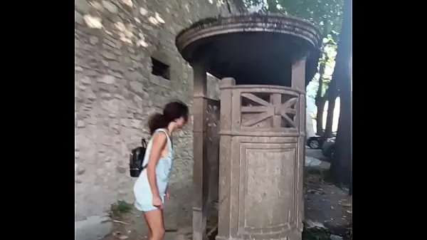 Bekijk I pee outside in a medieval toilet topfilms