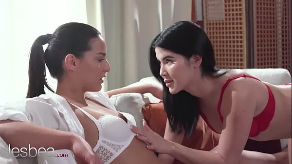 Titta på Lesbea Dressed in sexy lingerie these two lesbians have intimate sex together populäraste filmer