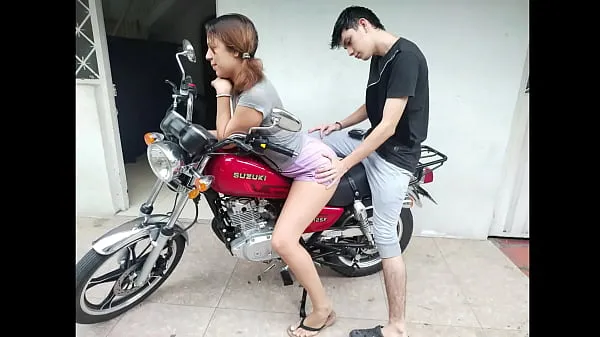 Titta på I INVITE MY STEPMOTHER TO MONSTASE ON MY NEW MOTORCYCLE AND SHE ACCEPTS WITH ALL THE INTENTION OF ME TOUCHING HER ASS BECAUSE SHE IS A HOT STEPMOTHER WITH PRETTY BUTTOCKS populäraste filmer