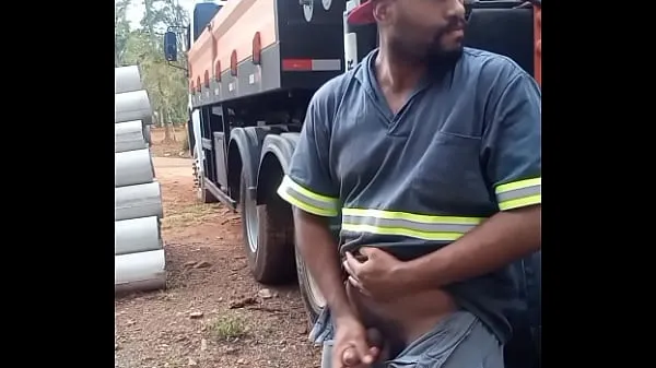 Tonton Worker Masturbating on Construction Site Hidden Behind the Company Truck Filem teratas