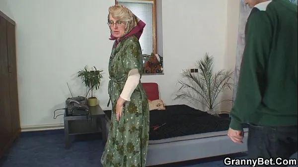Bekijk Lonely old grandma pleases an young guy topfilms